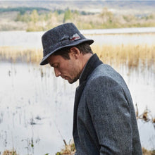 Load image into Gallery viewer, Men&#39;s Authentic Irish Wool Cap with Feather
